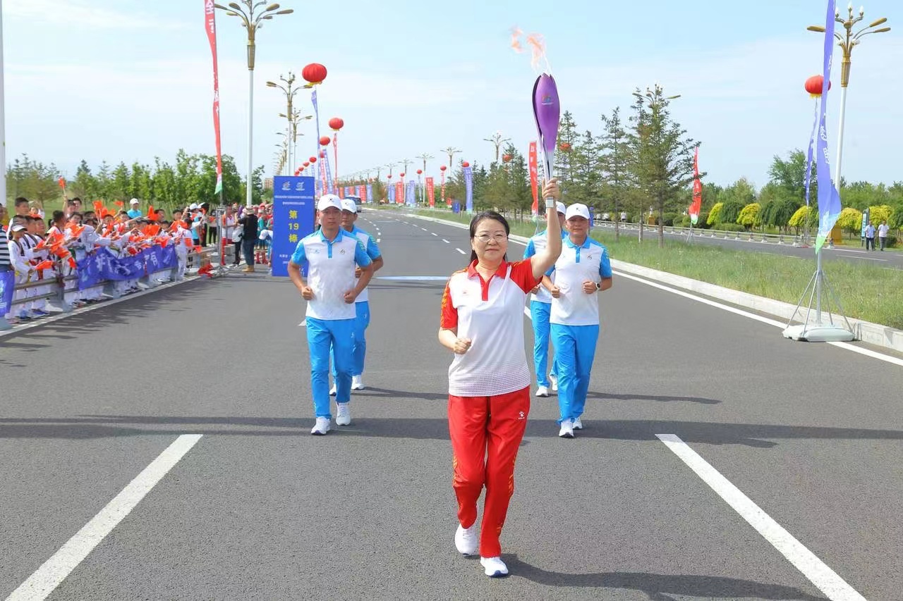 内蒙古自治区第十五届运动会和第六届残疾人运动会暨特奥会火炬在呼和浩特市顺利传递
